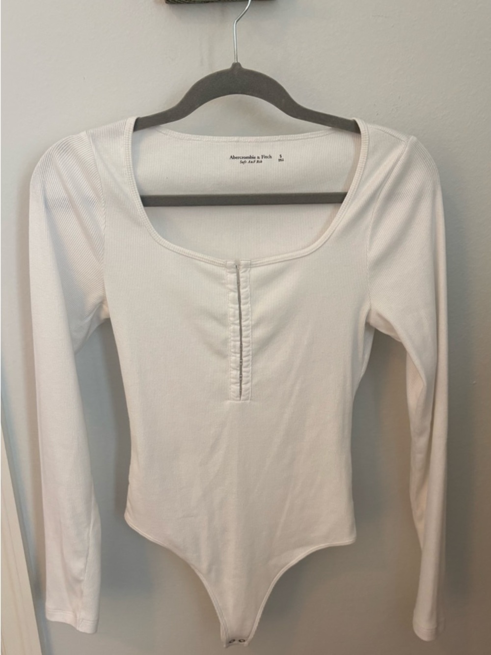 Abercrombie and Fitch White Long-sleeve Bodysuit w/silver clasp button up size S
